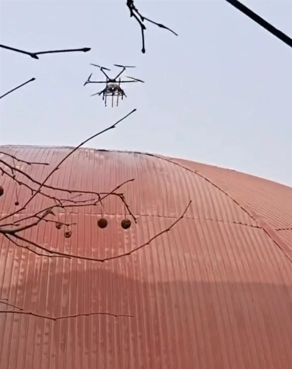 Siguran dron za čišćenje zidova umjesto viseće košare